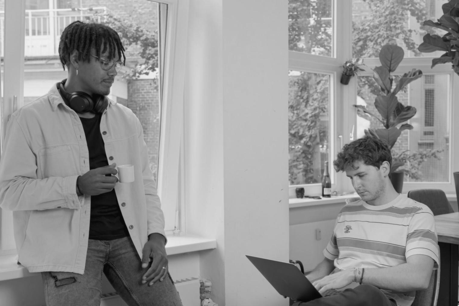 Environnement d'apprentissage moderne avec espaces collaboratifs